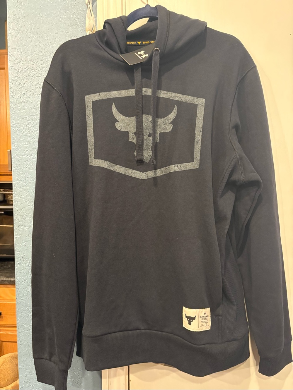 Under Armour Black Pullover Hoodie with Gray Bull Logo sz LG